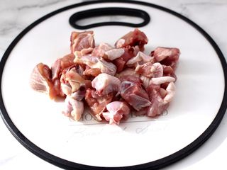 2、香菇蒸鸡块,鸡腿洗净斩小块。