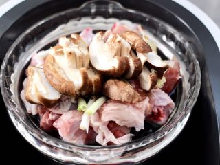 11、香菇蒸鸡块,香菇去根洗净后,切片放入盘子里。