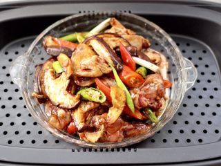 16、香菇蒸鸡块,蒸锅里加入清水烧开,放入腌制好的鸡块,大火蒸15分钟即可。