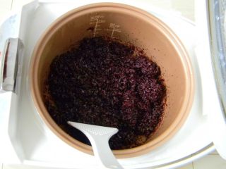 3、腊肉糯米卷,在发面团的时候把糯米饭焖好，我用的是黑糯米。用其他普通糯米都可以。正常用电饭煲煮焖，焖好的米饭用饭铲简单打散