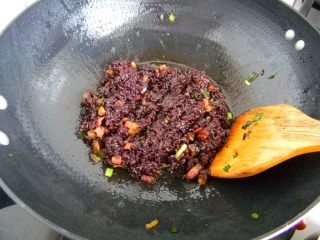 6、腊肉糯米卷,炒匀，这是已经炒出很多油，关火,用炒勺的余温炒匀，晾凉
