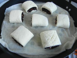 9、腊肉糯米卷,做好的面卷段放入蒸锅，盖好，在发酵半小时后开火蒸20分钟即可