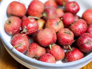 1、山楂酱&山楂糕&果丹皮 宝宝辅食,健胃消食,山楂季到了,想给宝宝整点开胃消食小零嘴。也顺带怀念下我们小时候吃的果丹皮。