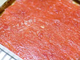 10、山楂酱&山楂糕&果丹皮 宝宝辅食,健胃消食,果丹皮做法:将炒好的山楂泥倒入铺了油纸的烤盘内,厚度约在0.3cm左右,用刮板刮平。放入烤箱中层,140度约50分钟左右(烘烤时间跟山楂泥厚度有关,厚了就需要更长时间)烤至表面干爽。