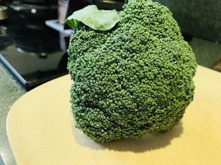 1、西兰花炒鸡蛋,西蓝花准备半个