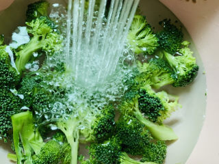 2、西兰花炒鸡蛋,用水冲洗，在撒些盐，再用水冲洗干净，沥干水