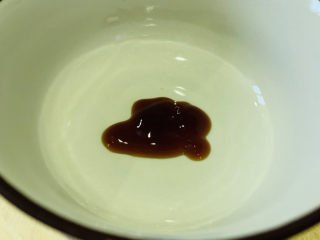 4、西兰花炒鸡蛋,拿一个碗，加半勺蚝油