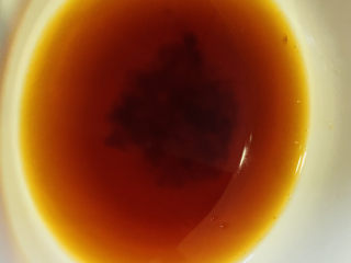 7、西兰花炒鸡蛋,加点清水，搅拌均匀料汁