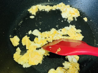 9、西兰花炒鸡蛋,迅速翻炒