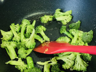 12、西兰花炒鸡蛋,大火翻炒，西蓝花炒至稍微变的更加绿