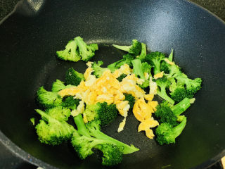13、西兰花炒鸡蛋,加入炒好的鸡蛋