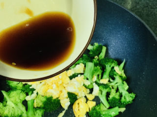14、西兰花炒鸡蛋,加料汁