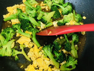 15、西兰花炒鸡蛋,翻炒