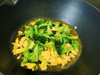 16、西兰花炒鸡蛋,稍微收汁，起锅