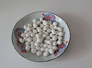 2、桂圆红枣藕粉羹,将糯米粉面团按照自己喜欢的大小搓成小圆子(可以一次多做一些放冰箱冷冻保存)。