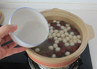 5、桂圆红枣藕粉羹,用冷水将藕粉调匀,等圆子浮上水面后一边倒入调好的藕粉糊一边搅拌。