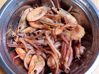 3、海鲜豆腐煲,将虾和八爪鱼用蚝油、生抽、盐腌制一下，祛除腥味。