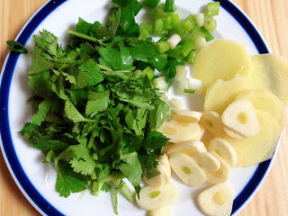 5、海鲜豆腐煲,配菜切好待用。