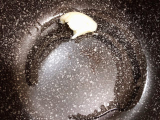 6、海鲜豆腐煲,取砂锅，放入一勺猪油慢慢融化。