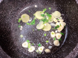 7、海鲜豆腐煲,放入葱姜蒜爆香。