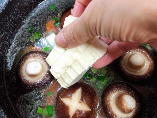 10、海鲜豆腐煲,慢慢放入豆腐块儿。