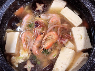 13、海鲜豆腐煲,开盖儿，放入八爪鱼和虾。盖盖继续小火儿煲5分钟。