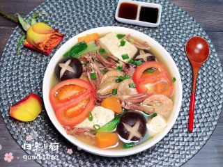 17、海鲜豆腐煲,一道色彩艳丽、香气四溢的海鲜豆腐煲就上桌了！