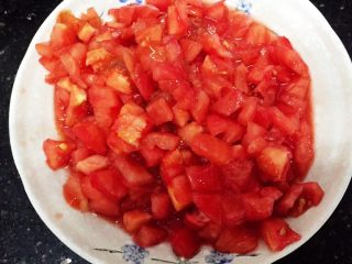 3、茄蛋肉酱猫耳朵,番茄切成小丁
