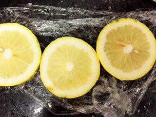 4、茄蛋肉酱猫耳朵,三片柠檬片，每片8mm厚