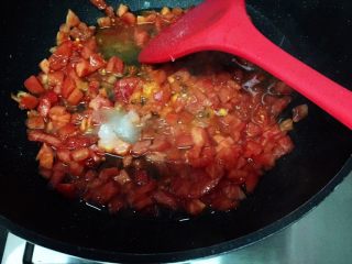 5、茄蛋肉酱猫耳朵,不粘锅，中火热锅，放入番茄、糖20g、柠檬片挤汁、盐2g，待汁烧开后转小火