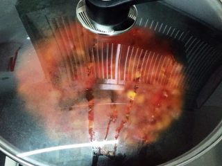 6、茄蛋肉酱猫耳朵,盖上锅盖，焖煮10分钟