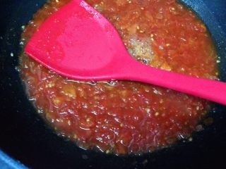 7、茄蛋肉酱猫耳朵,打开锅盖，用锅铲压一下番茄，压烂一下。