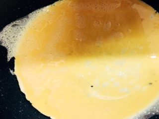 10、茄蛋肉酱猫耳朵,锅里倒5g油，把鸡蛋液倒进去，摊平