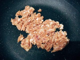13、茄蛋肉酱猫耳朵,锅里不需放油，中火热锅，放入肉沫，快速炒散