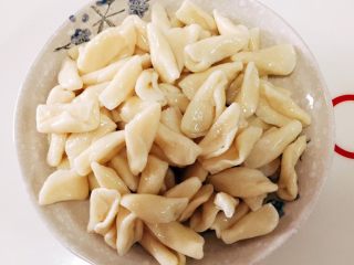 23、茄蛋肉酱猫耳朵,猫耳朵装好盘