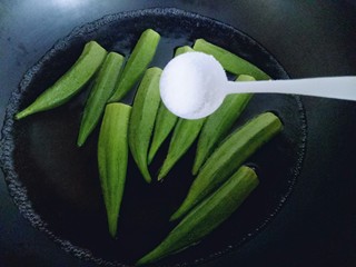 5、#咸味##养生菜#凉拌秋葵,加入一勺盐。