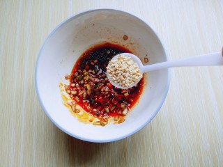 17、#咸味##养生菜#凉拌秋葵,再加入一勺熟芝麻,拌均匀,这样调味料就做好。(可以根据个人喜欢调味。)