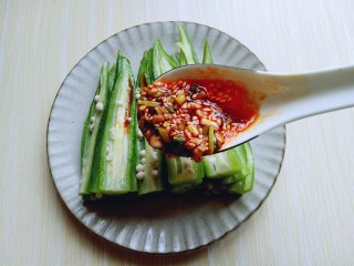 18、#咸味##养生菜#凉拌秋葵,将做好的调味料淋在秋葵上即可食用。