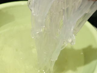 4、豆芽炒粉条,烧一锅水，粉条煮几分钟，捞起，在泡在清水中，这种粉条不容易熟，要用沸水捞，泡着炒不软；