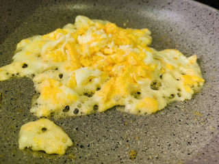 7、豆芽炒粉条,快速炒散，先盛碗里；