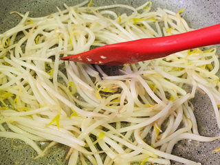 9、豆芽炒粉条,大火炒香豆芽；