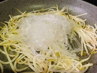 10、豆芽炒粉条,加捞好的粉条；