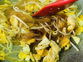 15、豆芽炒粉条,翻炒均匀；