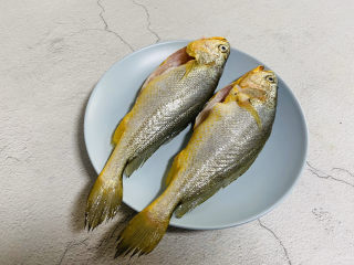 1、酱焖黄花鱼,黄花鱼处理干净