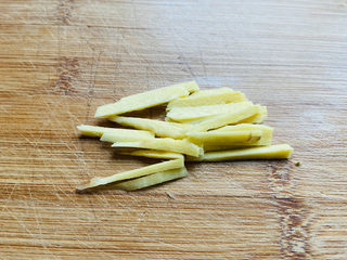 4、酱焖黄花鱼,生姜洗净切丝