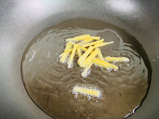 13、酱焖黄花鱼,锅中加入适量食用油加热至七成热，放入姜丝爆香