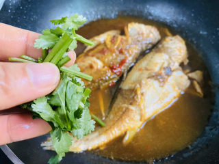 18、酱焖黄花鱼,香菜