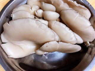 1、平菇豆腐汤,准备好平菇。