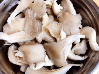 2、平菇豆腐汤,将平菇根部剪掉，分拆小块，洗净待用。