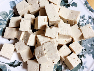 3、平菇豆腐汤,准备好老豆腐，切成小块。